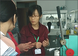 深圳科晶售后團(tuán)隊(duì)在上海交通大學(xué)中聚免費(fèi)維護(hù)設(shè)備