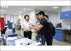 深圳大學劉老師帶學生來深圳科晶考察設(shè)備